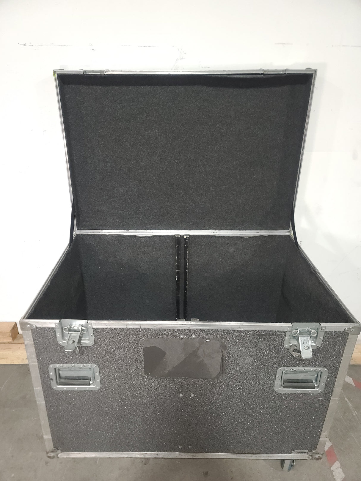Generic (42x26x27) Wheeled Road Case