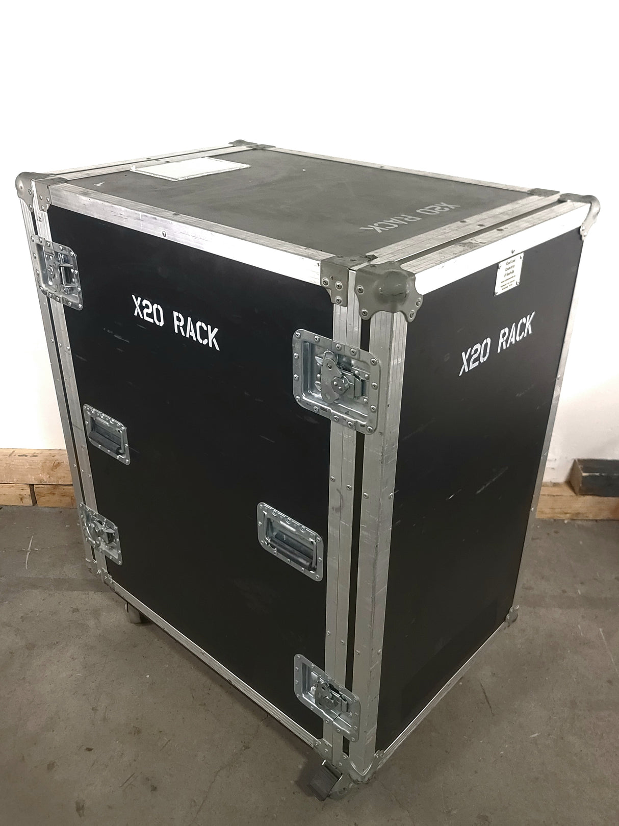 37x27x33 18RU Road Load Wheeled Rack Case