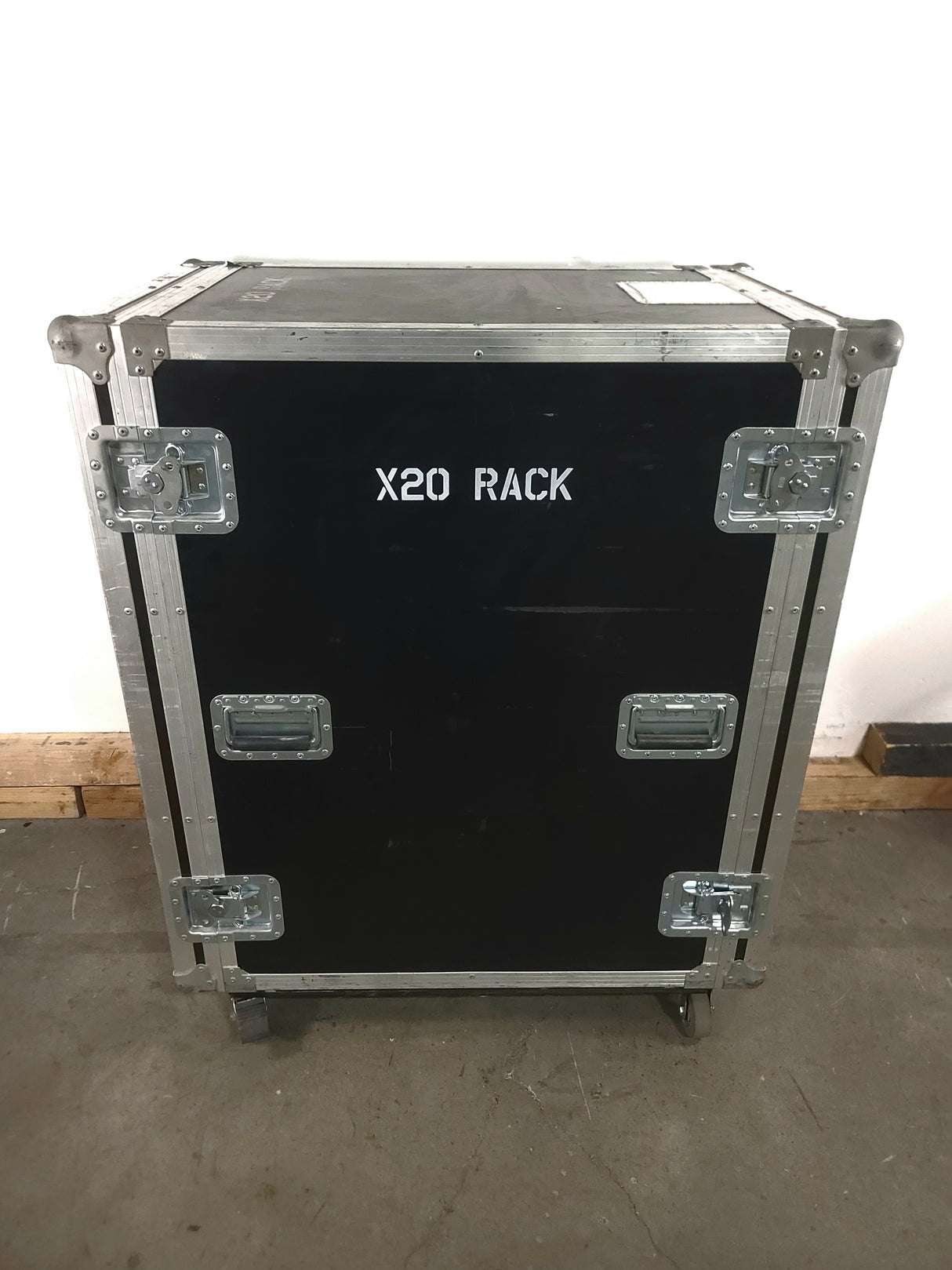 37x27x33 18RU Road Load Wheeled Rack Case