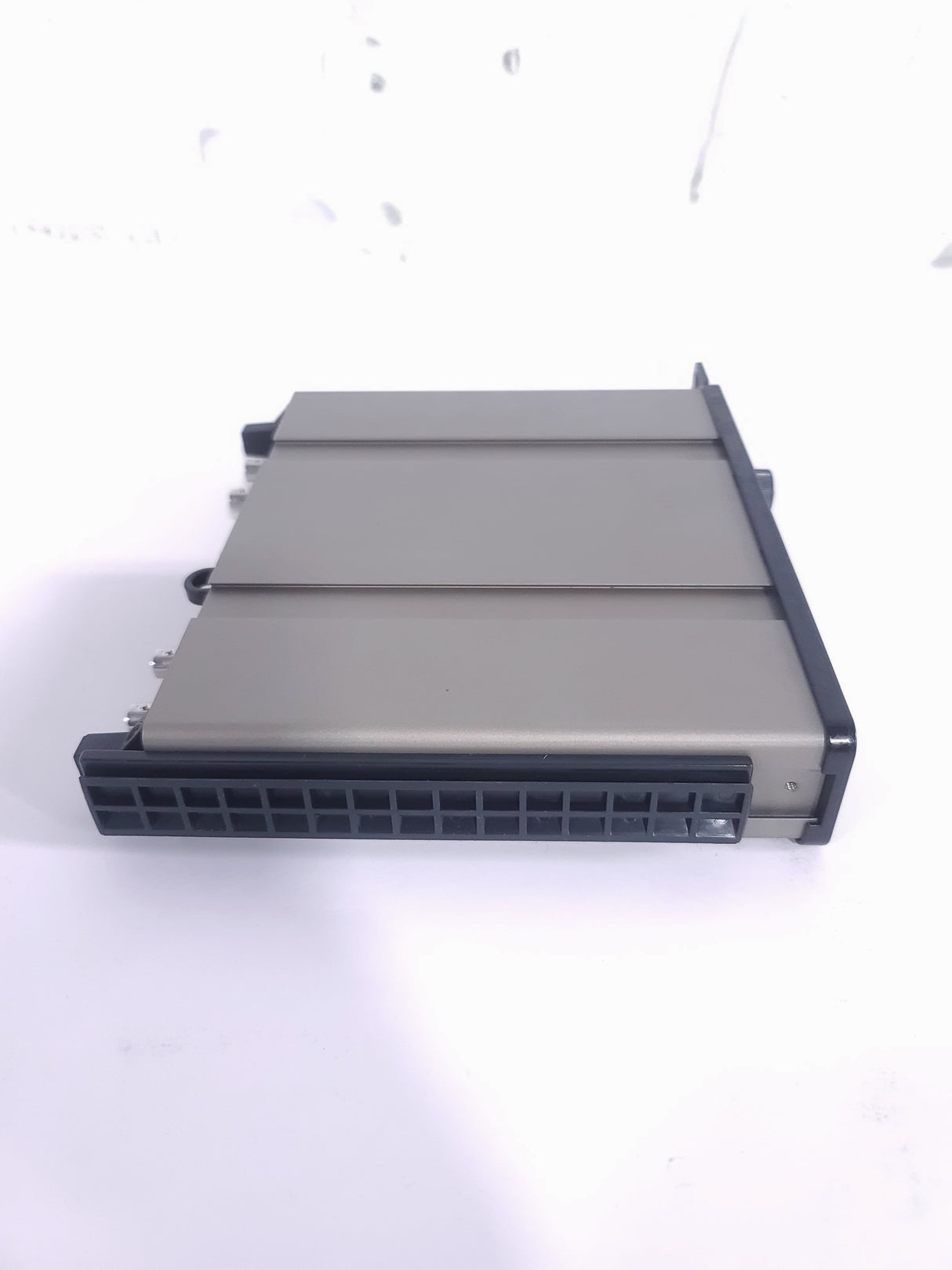 Line6 XD-V70 2.4GHz Digital Wireless System w/ 9V DC PSU