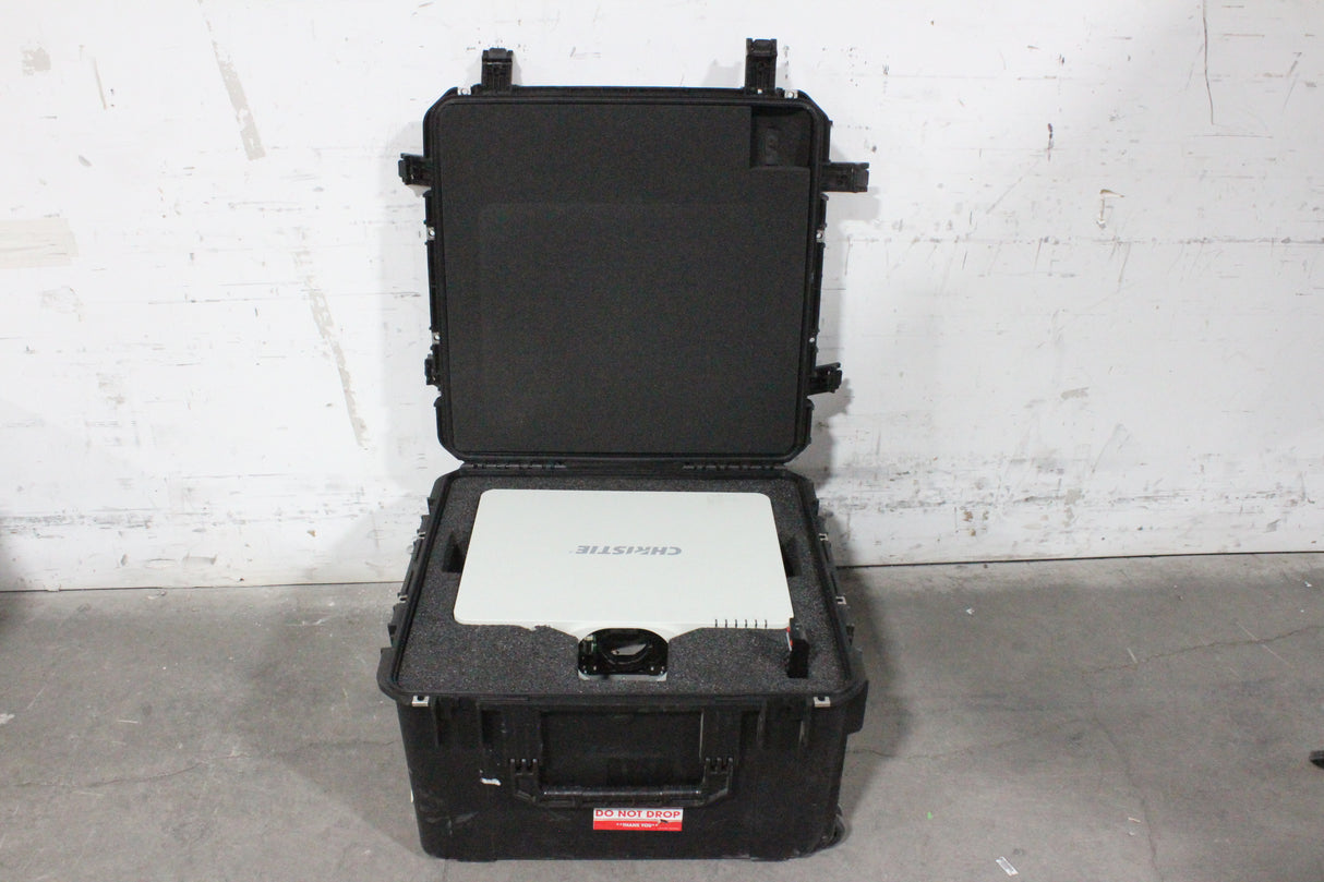 Christie LWU501i (5,000 Lumen) 3 Chip WUXGA LCD Conference Projector (992 Hours, Power Button Issue) w/ Remote in SKB Hard Wheeled Case (1688-198)