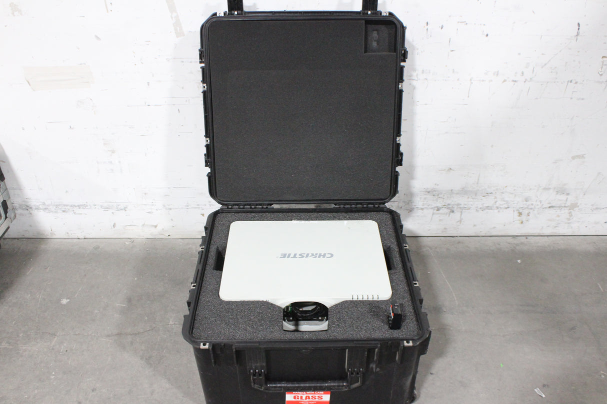 Christie LWU501i (5,000 Lumen) 3 Chip WUXGA LCD Conference Projector (TEMP Issues) w/ Remote in Hard Rolling Case (FOR PARTS) (1688-209)