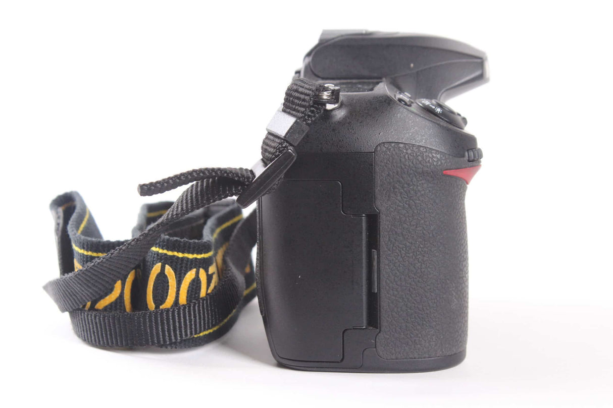 Nikon D200 10.2MP Digital Camera Kit