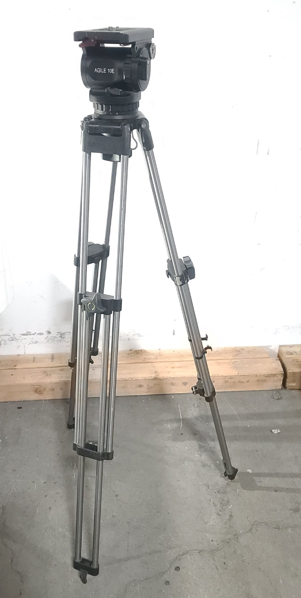 Ozen Miller Two Stage Tripod (Max Hight 62") w/ Agile 10 Fluid Head In Soft Carrying Case