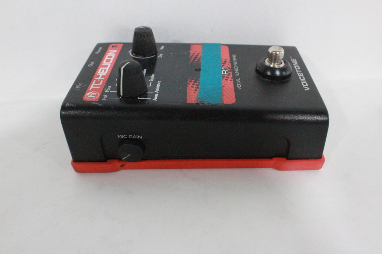TC Helicon VOICETONE R1 Single-Button Stompbox for Studio-Quality Live Vocal Reverb