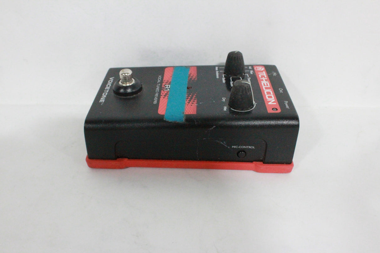 TC Helicon VOICETONE R1 Single-Button Stompbox for Studio-Quality Live Vocal Reverb