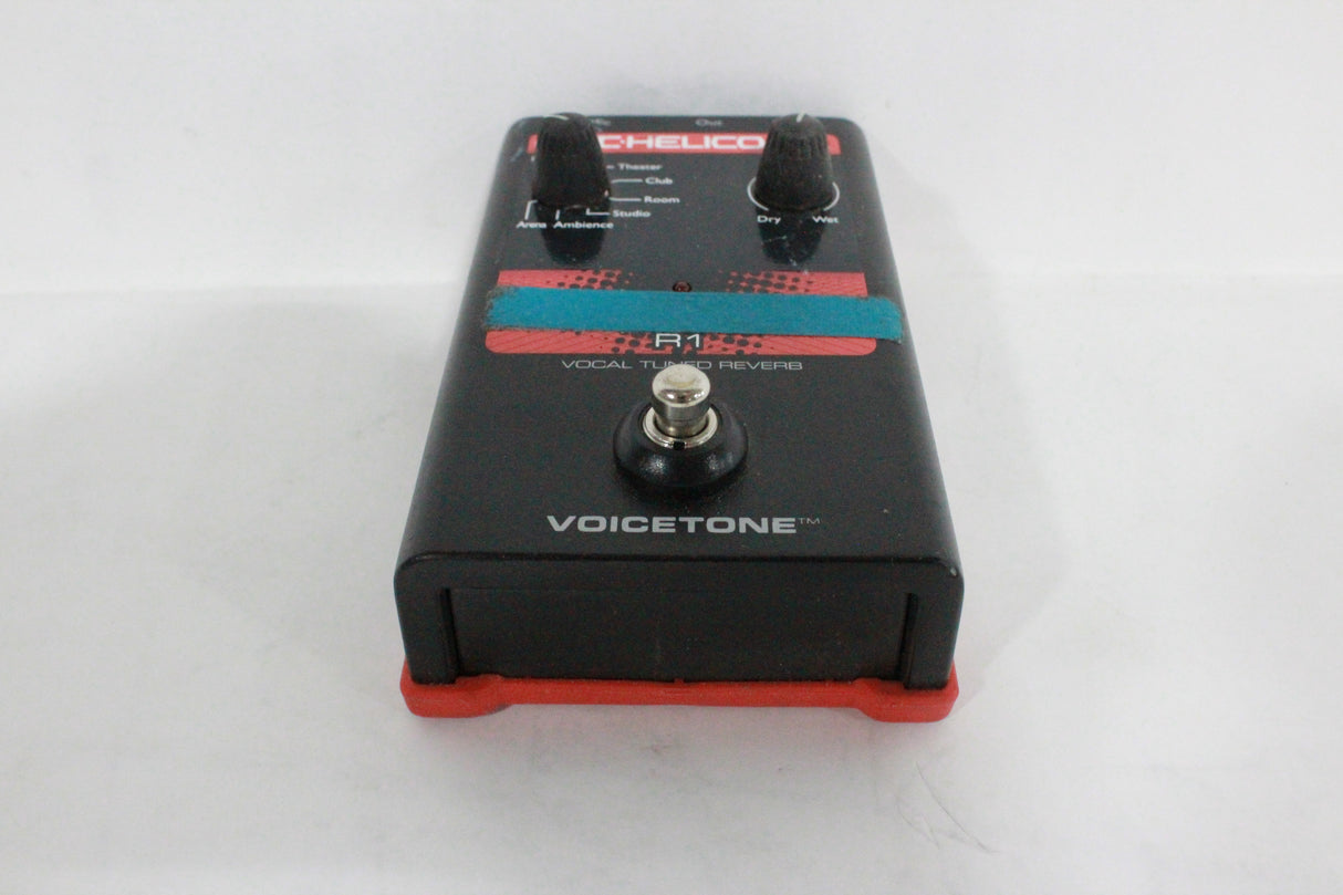 TC Helicon VOICETONE R1 Single-Button Stompbox for Studio-Quality Live Vocal Reverb