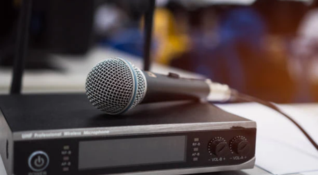 wireless microphone frequency