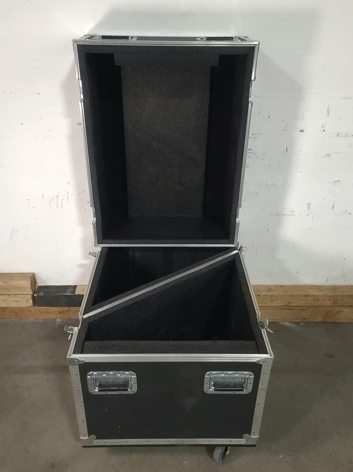Armando Cases (2) [16x27x16] Custom Speaker Wheeled Road Case