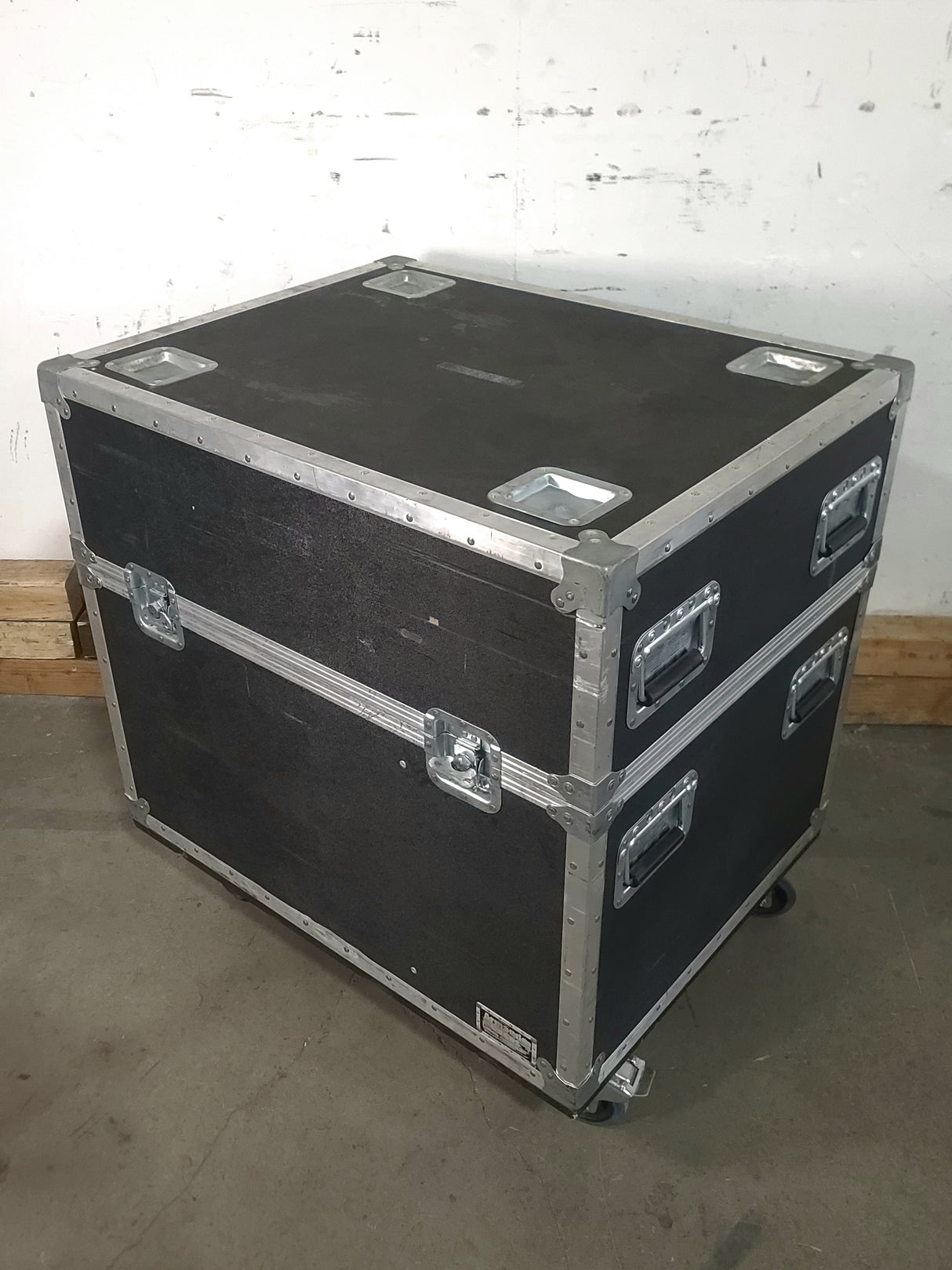 Armando Cases (2) [16x27x16] Custom Speaker Wheeled Road Case