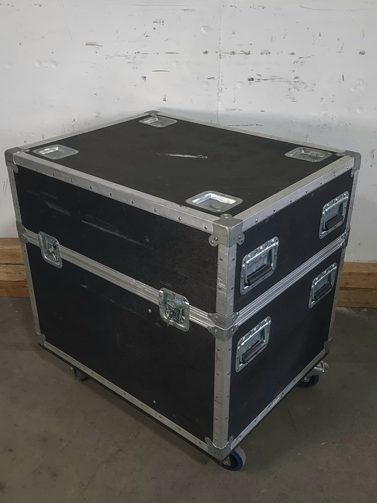Armando Cases (2) [16x27x16] Custom Speaker Wheeled Road Case