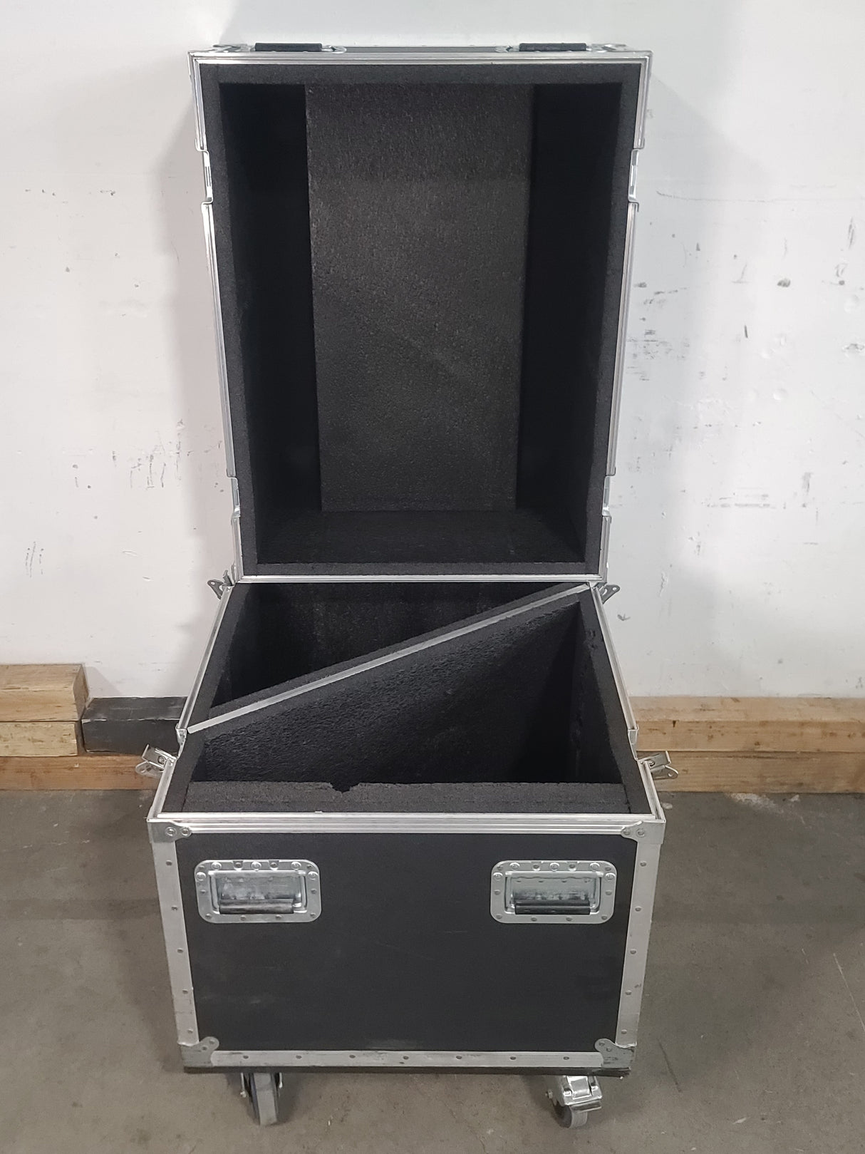 Armando Cases (2) [16x27x16] Custom Speaker Wheeled Road Case