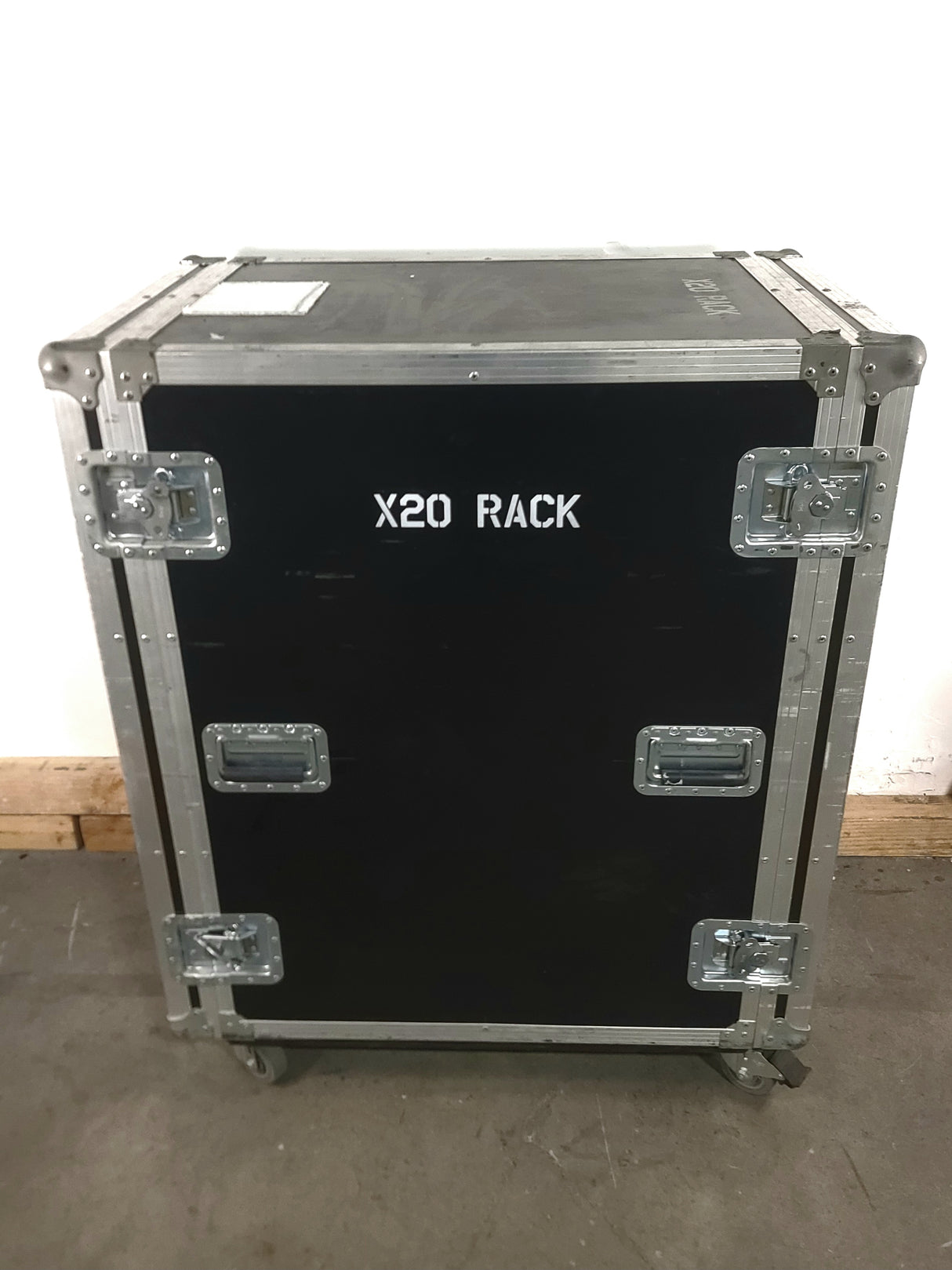37x27x33 18RU Road Load Wheeled Rack Case