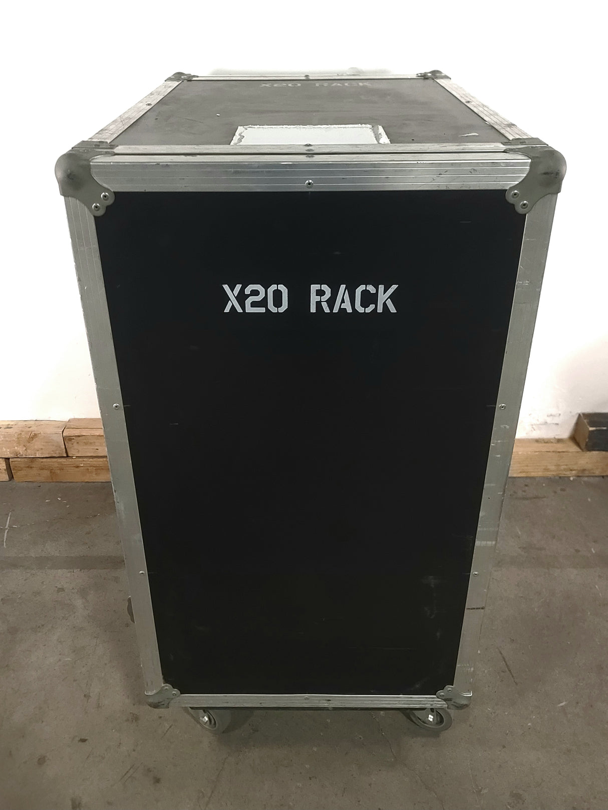 37x27x33 18RU Road Load Wheeled Rack Case