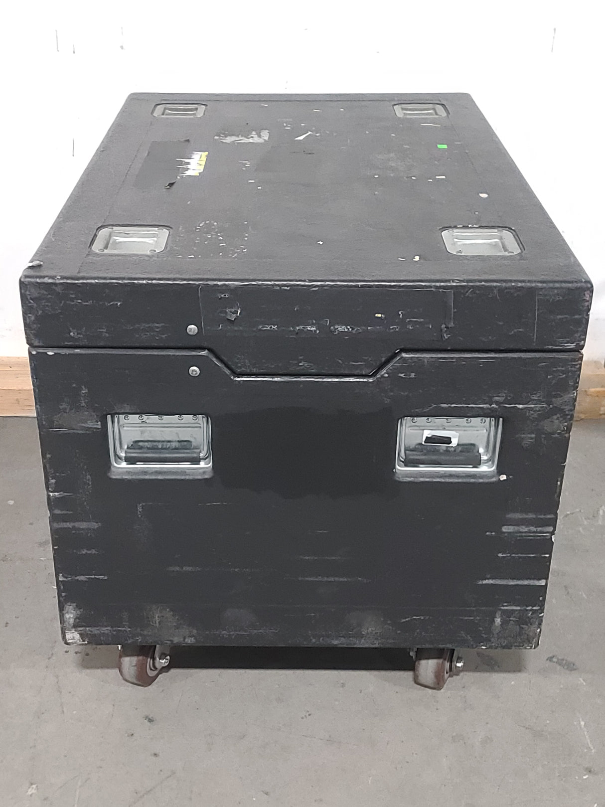 28x42x23 Classic Cases Wheeled Hard Case