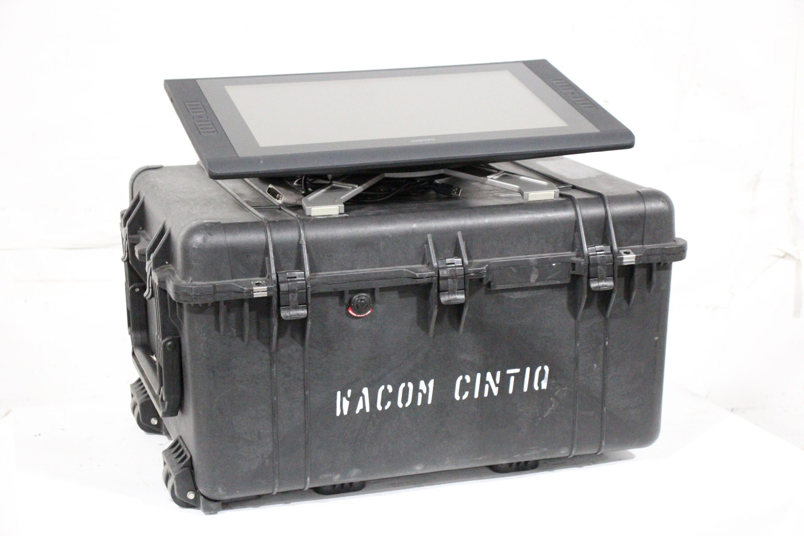Wacom DTH-2200 Cintiq 22HD Touch LCD Tablet w/ Mount, Stylus Wacom DTH-2200 Cintiq 22HD Touch LCD Tablet w/ Mount, Stylus