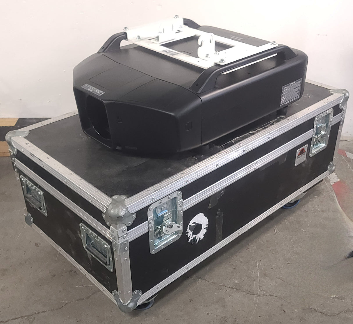Epson Pro Z10005UNL 10,000 Lumens WUXGA LCD Large Venue Projector ( 124 Lamp 1 Hours 124 Lamp 2 Hours) [NO Lamp] w/ Remote, PSU, (2) Mounting Brackets, (2) C-Clamps, Safety Cable, in Wheeled Road Case