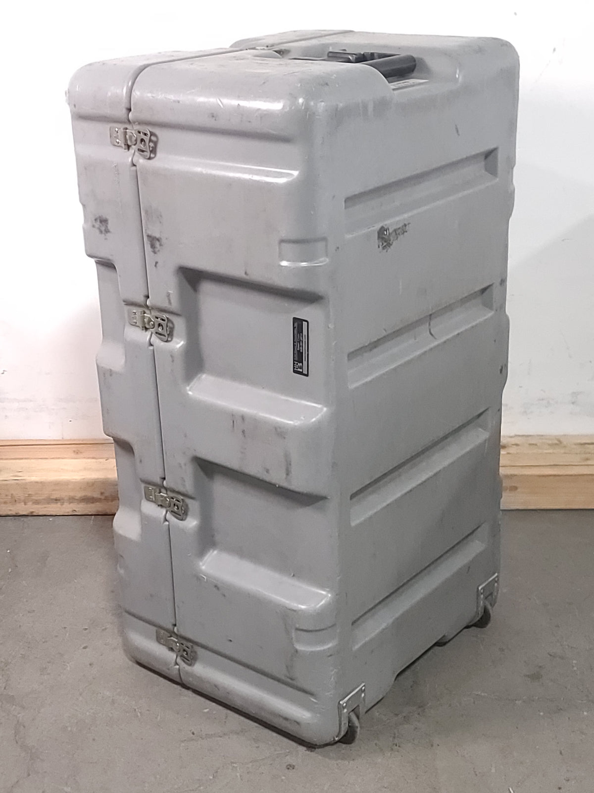 Sanyo PDG-DHT8000L 8,000 Lumens HD 1-Chip DLP Projector (144 Hours) w/ Remote and PSU in Rolling Hard Case