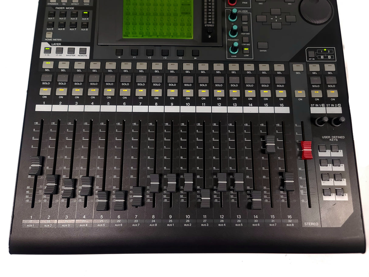 Yamaha 01V96i Digital Mixing Console in Wheeled Hard Case