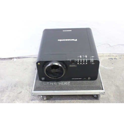 panasonic-10k-pt-dw10000u-dlp-projector-in-wheeled-road-case-no-option-card case1
