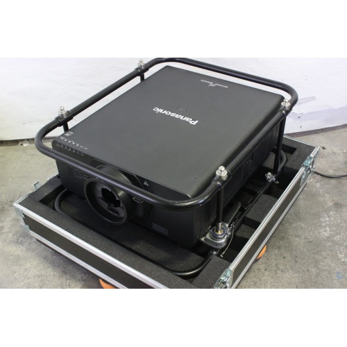 panasonic-20k-pt-dz21k2-projector-with-cage-in-wheeled-road-case CASE2