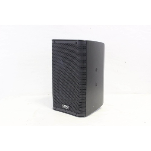 QSC K8 - 105° 1000 W active 8" 2-way loudspeaker system with Soft Carrying Case side