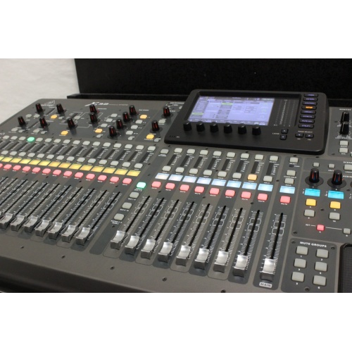 behringer-x-32-digital-mixing-console-with-road-case BOARD1