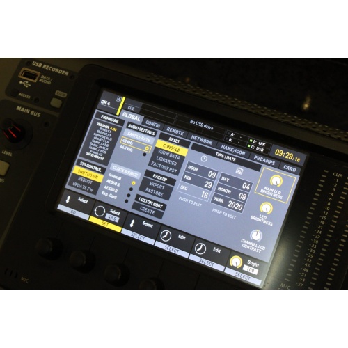 behringer-x-32-digital-mixing-console-with-road-case SCREEN1
