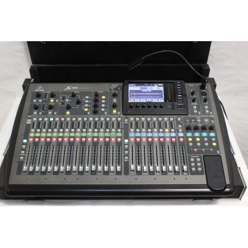 behringer-x-32-digital-mixing-console-with-road-case BOARD2