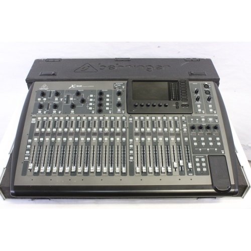 behringer-x-32-digital-mixing-console-with-road-case BOARD3