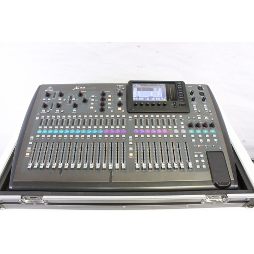 behringer-x-32-digital-mixing-console-with-road-case-fader-issues main