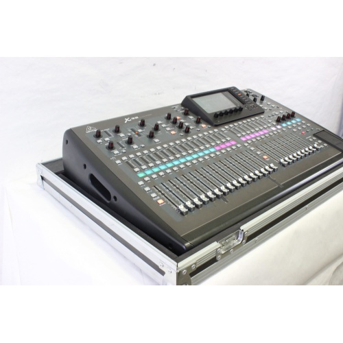 behringer-x-32-digital-mixing-console-with-road-case-fader-issues side1