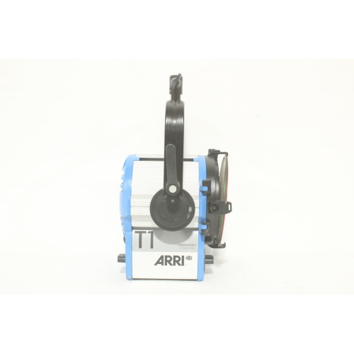 arri-1000w-t1-location-fresnel-with-stand-mount-side1